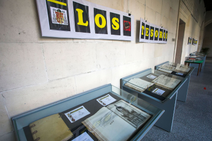 Durante el curso se han expuesto la seis piezas de la Biblioteca Histórica del López de Mendoza que se han restaurado. TOMÁS ALONSO