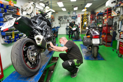 Dos mecánicos revisan motos en un taller de la capital burgalesa. ECB