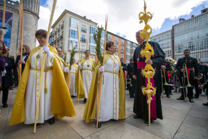 El arzobispo charla con algunos de los cofrades presentes en la procesión del Domingo de Ramos. TOMÁS ALONSO