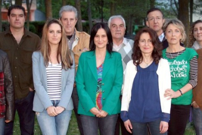 Rosario Martínez (tercera por la derecha) optará de nuevo a la Alcaldía de Villarcayo por el PSOE.