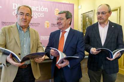 Ángel Carretón, César Rico y Eduardo Munguía, durante el acto de presentación. SANTI OTERO