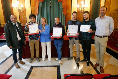 Lo ganadores del concurso posan con sus diplomas. SANTI OTERO