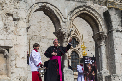 El Arzobispo de Burgos, Mario Iceta, saluda a los presentes antes de iniciar la bendición de palmas y ramas de laurel y olivo. TOMÁS ALONSO
