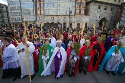 Representantes de las 14 cofradías de la Semana Santa de Burgos participaron en la procesión de Jesús en la Borriquilla. TOMÁS ALONSO