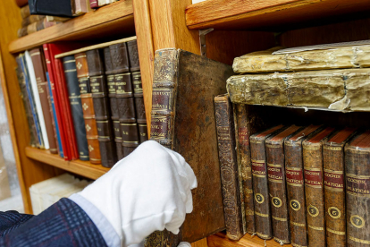 La biblioteca de la Institución Fernán González atesora volúmenes de varias materias y épocas. SANTI OTERO