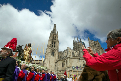 Tantos móviles como palmas con los que recrear el inicio de la Semana Santa en Burgos. TOMAS ALONSO
