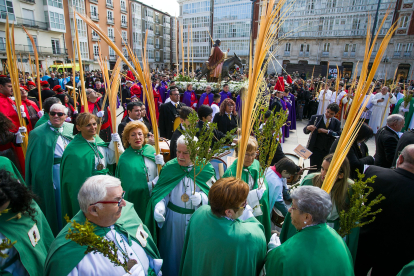 La plaza del Rey San Fernando estaba repleta de cofrades y asistentes a la tradicional procesión del Domingo de Ramos. TOMÁS ALONSO