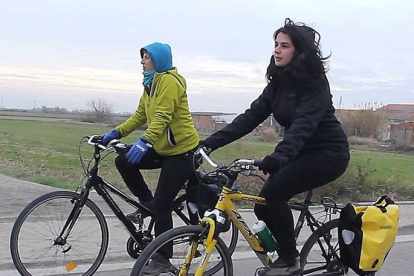 Ana Santidrián y Edurne Caballero, de Biela y Tierra, en bicicleta.