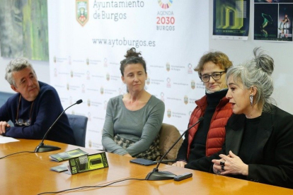 Inés Narváez, Mónica Runde y Elisa Sanz, de la compañía 10&10, durante la presentación de 'Precipitados' en el festival Escena Abierta de Burgos.