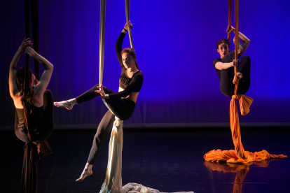 Alumnas de 4º de Danza Contemporánea durante el espectáculo de danza aérea con telas.