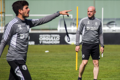El técnico blanquinegro junto a Alberto Ginés, preparador físico del primer equipo, durante un entrenamiento