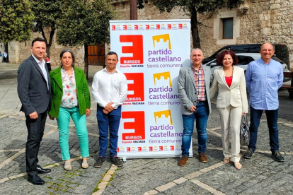 Parte de los miembros de la candidatura, en la plaza del Cordón.