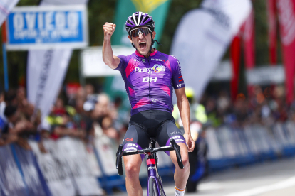 El asturiano, Pelayo Sánchez, cruzando la meta en solitario en la última etapa de la Vuelta a Asturias