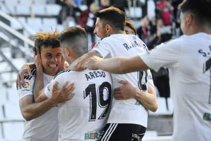 Juán Artola celebra con rabia el gol de la victoria del Burgos
