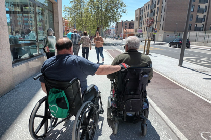 Moverse por la ciudad es muy complicado para las personas que se ven obligadas a ir en silla de ruedas