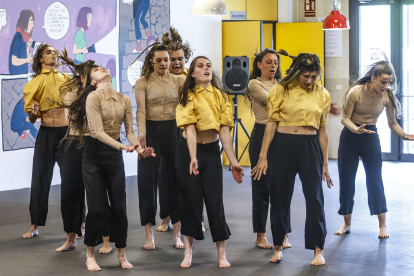 Espectáculo de estudiantes de la Escuela Profesional de Danza 'Ana Laguna' organizado en la Biblioteca de la UBU en colaboración con el Aula de Danza Contemporánea de la universidad.