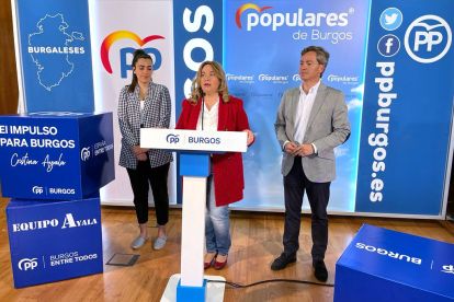 En el centro, la candidata del Partido Popular (PP) al Ayuntamiento de Burgos, Cristina Ayala