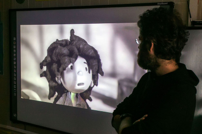 David Castro observa a Uka en la pantalla.