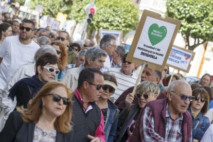 Grupo de personas en la Manifestación por la Sanidad Pública en Burgos