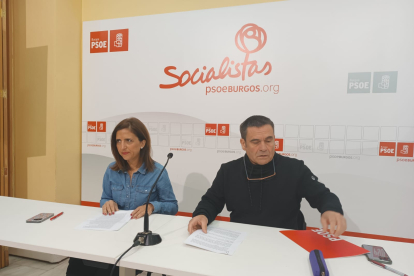 Esther Peña y Jesús Puente en la sede del PSOE de Burgos.