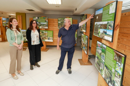 Carmen Hernando, Rosa Cano y Miguel Ángel Pinto en la inauguración de la exposición.