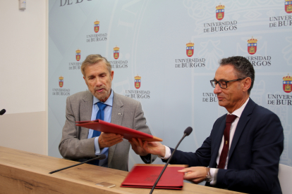 El rector de la UBU, Manuel Pérez Mateos, y el decano del Colegio de Economistas, Carlos Alonso Linaje, firman un convenio de colaboración para estudiantes de las ramas económicas.