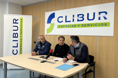 Imagen del acto de la firma entre la entidad deportiva y la empresa energética.