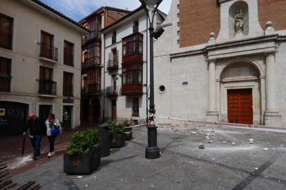 Un rayo destruye la cruz de la iglesia de las Esclavas del Sagrado Corazón, situada en la plaza del Salvador de Valladolid.