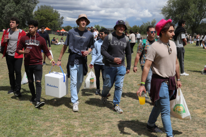 Miles de jóvenes de toda la Comunidad y de otros lugares de España en la fiesta universitaria de la ITA, que se celebra en el Parque Ribera Sur de Palencia