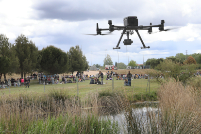 Dron de vigilancia en la macrofiesta universitaria de la ITA, que se celebra en el Parque Ribera Sur de Palencia