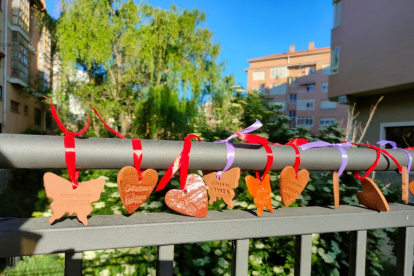 Con el mensaje de “Cuidemos Aranda”, la ciudad ha amanecido adornada con mariposas y otros elementos cerámicos, dentro de la campaña de Podemos - Izquierda Unida