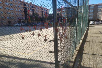 Con el mensaje de “Cuidemos Aranda”, la ciudad ha amanecido adornada con mariposas y otros elementos cerámicos, dentro de la campaña de Podemos - Izquierda Unida