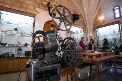 Otro de los proyectores de las primeras imágenes destinadas a la enseñanza de las ciencias y que llegaron a Burgos hacia 1900.