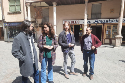 El secretario general de Podemos en Castilla y León, Pablo Fernández, visita aranda de Duero.