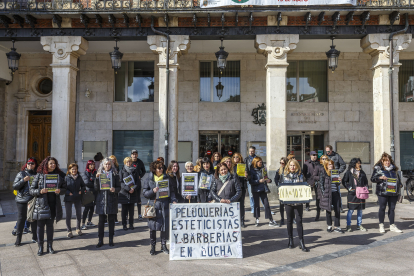 Peluqueros, esteticistas y barberos protestaron n la Plaza Mayor frente al Ayuntamiento de Burgos.