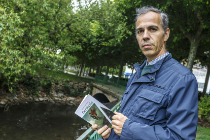 El escritor, músico y profesor Enrique García Revilla, con un ejemplar de su novela ‘Cernégula’.
