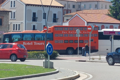 El autobús hotel, estacionado en el aparcamiento de la plaza de Santa Teresa, durante su primer viaje a Santiago de Compostela de 2023.