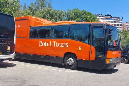 El autobús hotel tiene capacidad para 24 pasajeros y todos ellos cuentan con su butaca y su litera.