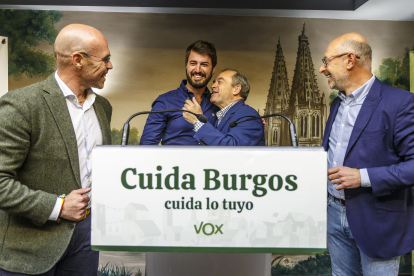 Jorge Buxadé, Juan García-Gallardo, Fernando Martínez-Acitores e Iñaki Sicilia en el acto electoral de Vox en Burgos.