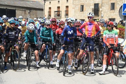 Imagen de la salida de la primera etapa de la Vuelta a Burgos femenina 2023.