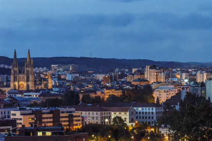 La ciudad de Burgos iluminada por farolas cuando cae la noche. SANTI OTERO