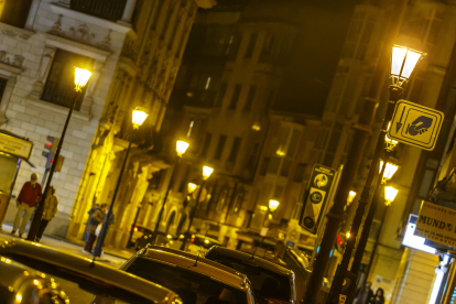 Farolas encendidas en una calle de Burgos.