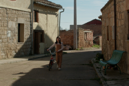 Inés camina con una bici en las pruebas de cámara.