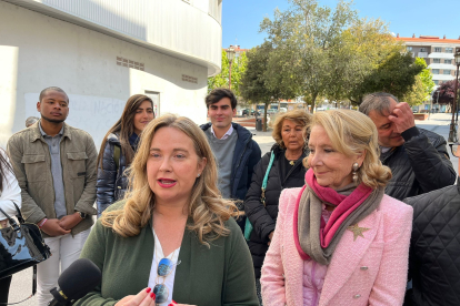 Esperanza Aguirre con miembros de la candidatura de Cristina Ayala a la Alcaldía de Burgos.