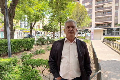El candidato del PSOE Aranda, Ildefonso Sanz, posa en los Jardines de Don Diego