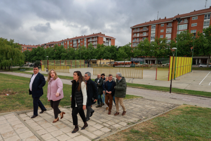 Cristina Ayala con miembros de su candidatura, en el parque Europa de la capital burgalesa.