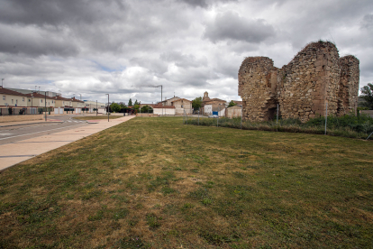 Zona del Torreon medieval que tan solo está  vallado pero que no se ha intervenido.