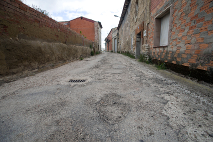 Las calles céntricas del barrio, con poco uso, llevan esperando un asfaltado desde hace 40 años