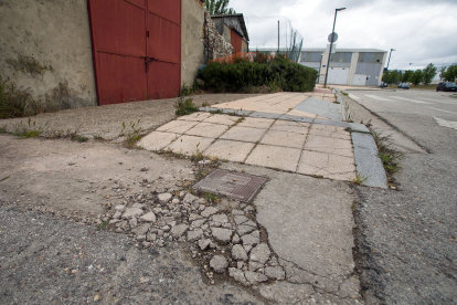 Las calles céntricas del barrio, con poco uso, llevan esperando un asfaltado desde hace 40 años