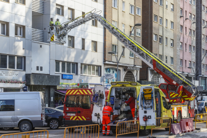 Los bomberos de Burgos rescatan a un menor tras precipitarse por el hueco de un edificio en Reyes Católicos.